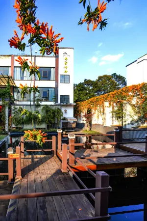 Shuiyun Jingshe Hot Spring Hotel (Xinfeng Meikeng) Отели рядом с достопримечательностью «Huafeng Hot Spring»