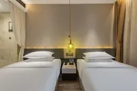 Yage Huanju Hotel (Yichang Riverside Park CBD Shopping Center)