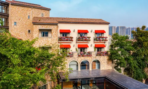 Luxehills Maison Albar Hotel