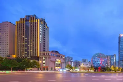 Mercure Hotel Dalian-Friendship Square Отели рядом с достопримечательностью «Сингхайская площадь»