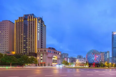 Mercure Hotel Dalian-Friendship Square Отели рядом с достопримечательностью «Dalian Forest Zoo»