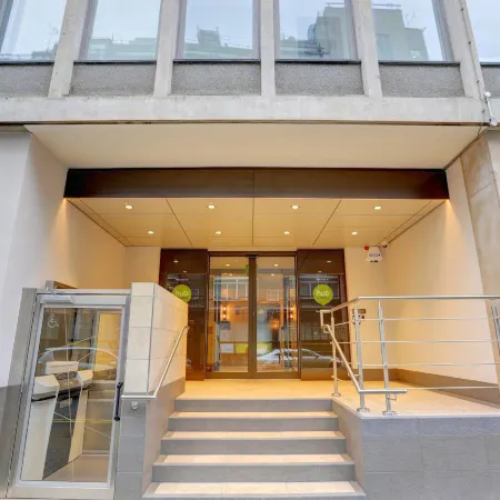 hub by Premier Inn London Goodge Street Hotel Отели рядом с достопримечательностью «Больница Грэйт Ормонд стрит»
