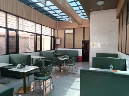 JUN AN DA JIU DIAN Отели рядом с достопримечательностью «Zhenyuan Museum (zhenyuanlahuzulishiwenhuabowuguan)»