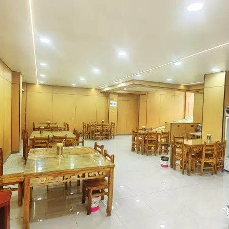 Luqulangmusi Zhongyuan Holiday Hotel