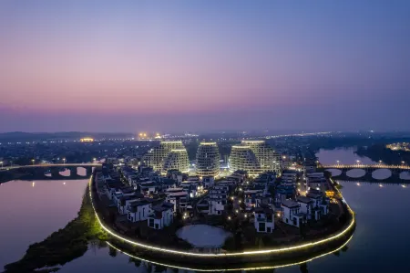 Tunxi Old Street in Mount Huangshan · Up Street Designer Homestay Отели рядом с достопримечательностью «Cheng's Miyake»