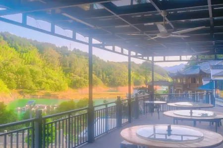 Yinhuju Leisure Hotel Отели рядом с достопримечательностью «Dragon Gate Conyon»