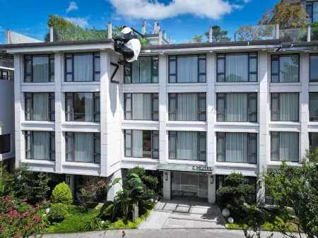 Z HOTEL (Qingchengshan) Отели рядом с достопримечательностью «Baiyun Wanfo Cave»