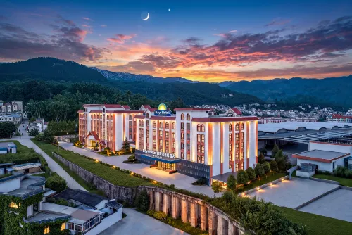 Days Hotel by Wyndham Lincang Linxiang - parking