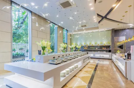 Dongrong Hotel (Dongguan Municipal Government International Trade Center) Отели рядом с достопримечательностью «CPC Dongguan Party School of CPC»