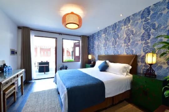 Jingshan Garden Hotel Отели рядом с достопримечательностью «Nine Dragon Screen»