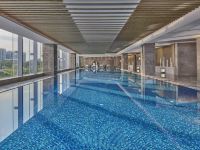 深圳机场希尔顿逸林酒店 - 室内游泳池