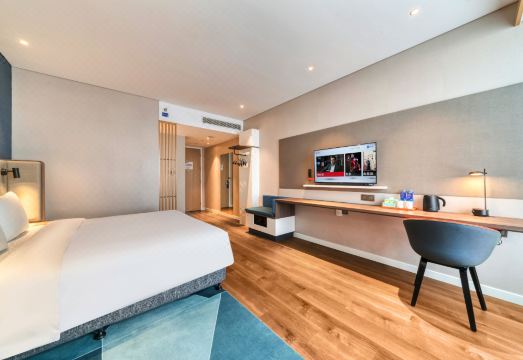 3. 홀리데이 인 익..