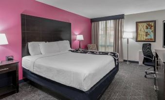 La Quinta Inn & Suites by Wyndham Dallas I-35 Walnut Hill Ln