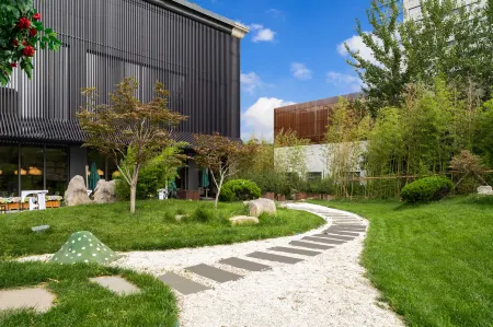 Nishi Haitai Hotel Отели рядом с достопримечательностью «Baihua Park»