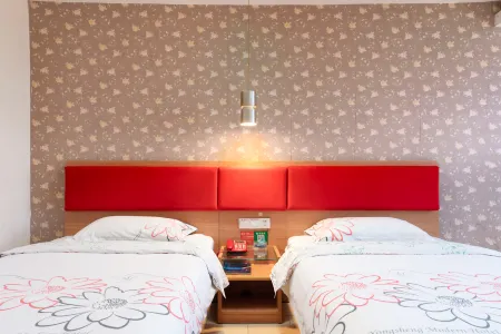 Yongsheng Hyundai Hotel (Gao'an long-distance bus station pengtai department store) Отели рядом с достопримечательностью «Gao'an Museum»