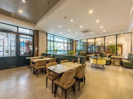 Chonpines Hotel (Qiqihar Railway Station Branch) Отели в г. Цицикар