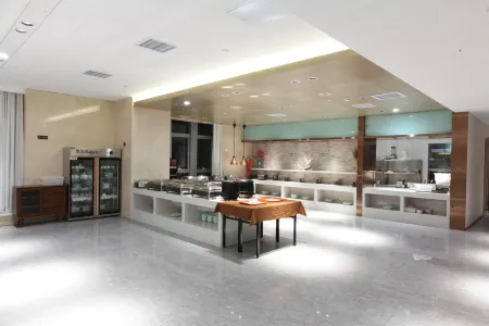 Yuefeng Hotel (Shouguang International Convention and Exhibition Center) Отели рядом с достопримечательностью «Shouguang Vegetable Hi-Tech Demonstration Park»