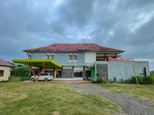 RedDoorz @ Jalan Raya Kuta Lombok Mandalika Hotels in Sengkol