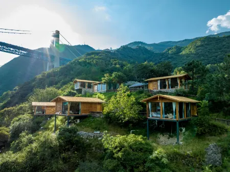 GuanguanDi The hotel on the cliff Отели рядом с достопримечательностью «First bay of the Yangtze River»