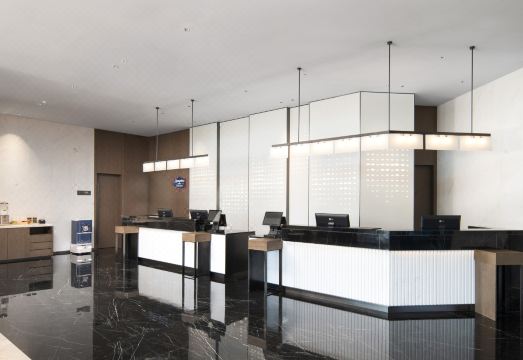 햄튼 바이 힐튼의 풍성한 조식 뷔페