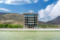 Lavande Hotel (Ganzi Batang Branch, National Highway 318) Hotels in Batang