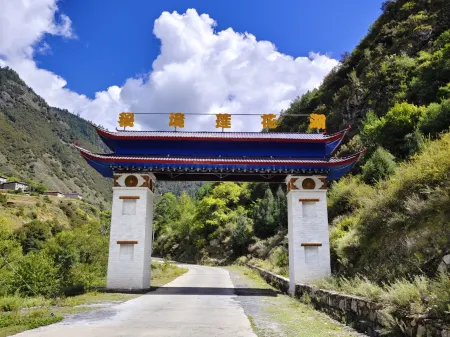 Kangding Lianhahu Qiushengju Chinese Inn Отели рядом с достопримечательностью «Lotus Sea»