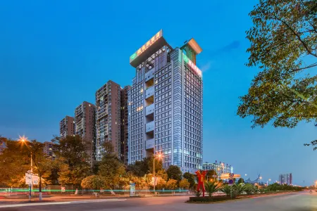 Vienna Hotel (Qujing High Speed Railway Station Wuguanyi Center) Отели рядом с достопримечательностью «Qujing Bund Cultural Tourism Scenic Area»