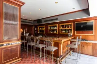 The Maya Hotel - bar