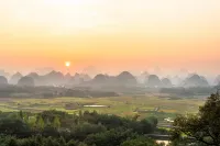 Floral Hotel· Courtyard 8, Gonghou Lane hotel (Guilin Liangjiang Sihu Elephant Trunk Mountain) - con vista montagne