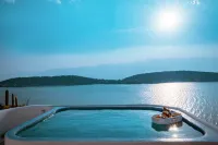 Dali Dots N′ Leopard Lake View Hotel