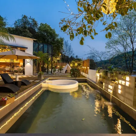 Shining moon hotel