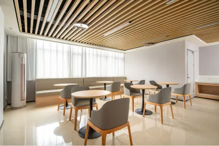 LE JU Hotel (Xinzheng Longhu Senda University Business Plaza) Отели рядом с достопримечательностью «Henan Mechanical and Electrical Vocational College»