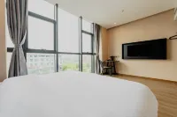 Runlong Hotel Fengcheng High speed Railway Station Longrun City Square Branch