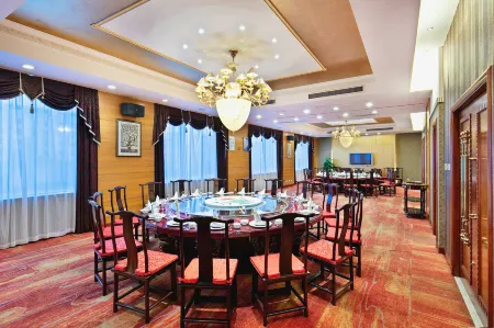 Zhengzhou Cheered Hotel Отели в г. Синьми