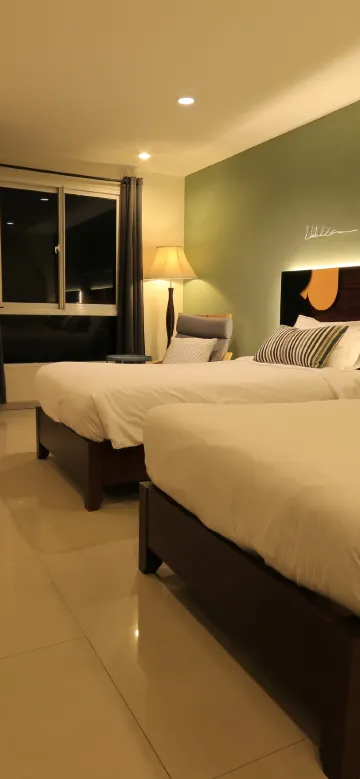 ห้องดีลักซ์ เตียงแฝด พร้อมระเบียง