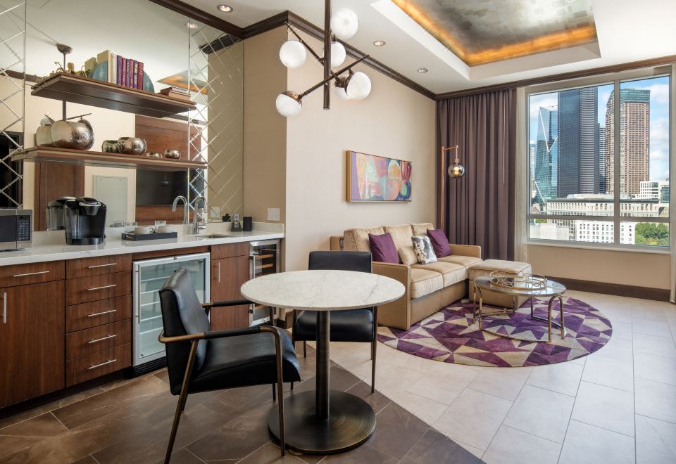 4. 엠버시 스위트 ..