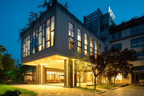 Yijia Hot Spring Resort Hotel (Jiezi Ancient Town Shop)