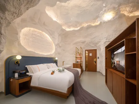 Xishuangbanna Aitingbao Hot Spring Hotel (Gaozhuang Xishuangjing Xingguang Night Market)