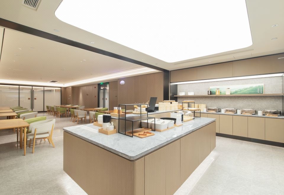 JI 호텔의 뷔페식 조식 공간