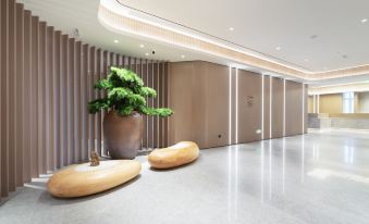 In the room, there are concrete floors and walls, and an art deco design along the ceiling at Ji Hotel (Guangzhou Tianhe Sports Center)