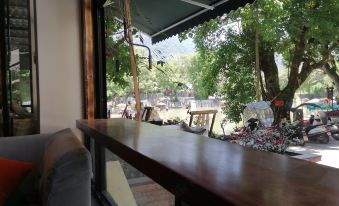 Yangshuo Banxian Bieyuan Homestay (Yulonghe Bamboo Rafting Yulongqiao Wharf Branch)