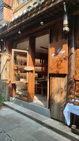 Phoenix Ancient City Mountain Ye River View Homestay Отели рядом с достопримечательностью «Fenghuang Yang's Ancestral Hall»