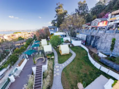 Huaqianzhu Hot Spring Hotel (Kunming Dianchi Xishan Scenic Area) Hotel berhampiran Kunming Xishan Scenic Resort