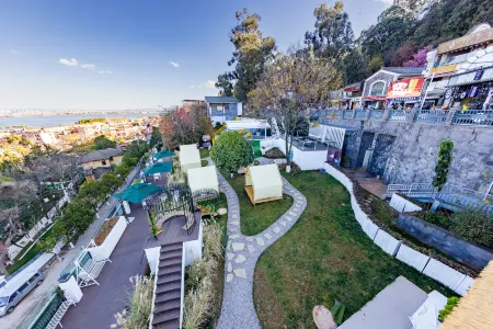 Huaqianzhu Hot Spring Hotel (Kunming Dianchi Xishan Scenic Area) Отели рядом с достопримечательностью «CPC Yunnan Provincial Committee Party School»