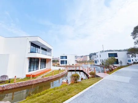 Waterfront Homestay (Shop in the Shuanglin Grass Linen Cultural Tourism Scenic Area, Fenyi) Отели в г. Фэньи