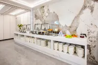 Chuxiong Xinyue Resort Hotel - parking