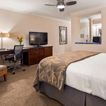 Best Western Plus Island Palms Hotel & Marina Отели рядом с достопримечательностью «Харбор-Айленд»