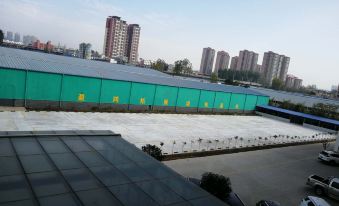 Yinghong Business Hotel (Tanghe Zhongzhu City Plaza)