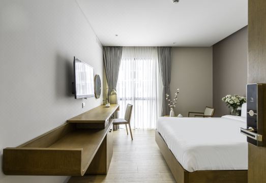 블레스드 호텔의 깔끔하고 현대적인 객실 인테리어