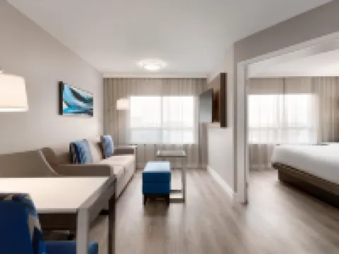 Embassy Suites by Hilton Toronto Airport โรงแรมในโตรอนโต